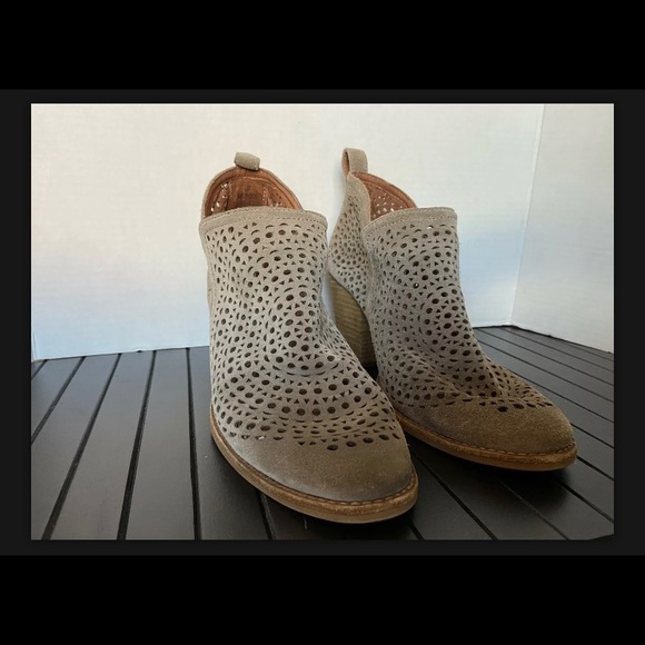 Grey Suede Booties with Mandala Cutout Size 10 - Picture 8 of 10
